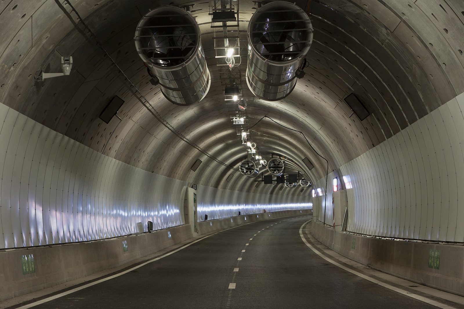 Interieur van een tunnel met ventilatoren in het tunneldak