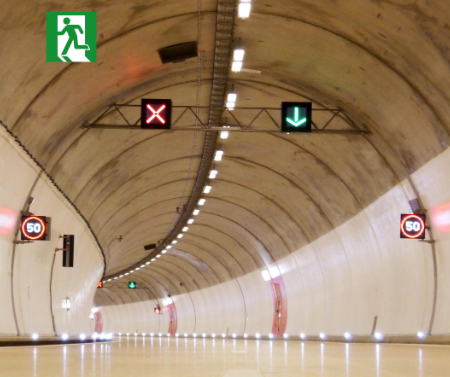 Tunnelbuis met vluchtwegsignalering, rijstrooksignalering en snelheidsborden